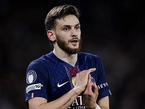 Kvaratskhelia cho rằng PSG lẽ ra phải thắng đậm Liverpool
