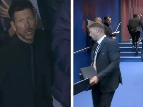 Simeone không bắt tay Hansi Flick sau khi Atletico hạ Barca 2-0