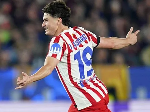 Màn chào hàng tàn nhẫn của Julian Alvarez tại Camp Nou