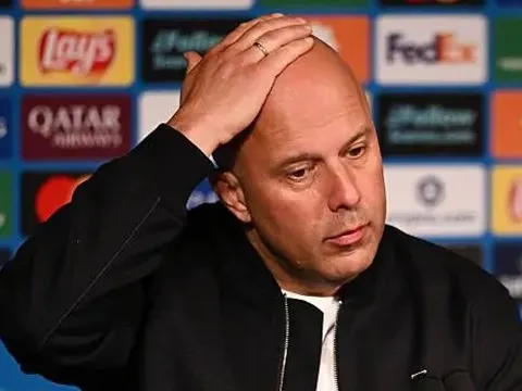 Paul Robinson chỉ trích Arne Slot vì biến Liverpool thành xe buýt