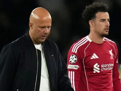 Carragher khẳng định Arne Slot mắc sai lầm thảm họa trước PSG