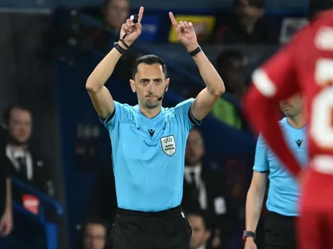 VAR cứu Liverpool thoát phạt đền nhưng không ngăn được thất bại