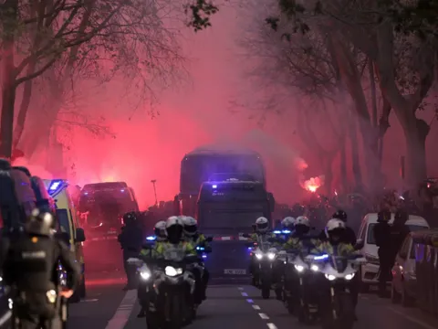 Fan Barca lại tấn công xe buýt Atletico Madrid tại Nou Camp
