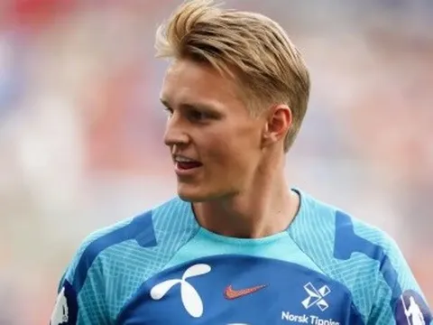 Arsenal nhận cú hích từ Odegaard trong cuộc đua vô địch