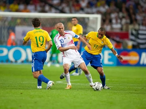 Tiền vệ kiến thiết, những bộ não thiên tài trên thảm cỏ