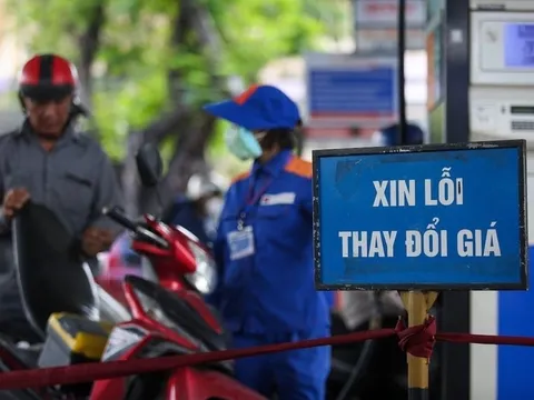 Vì sao điều chỉnh giá xăng dầu lại diễn ra vào nửa đêm?