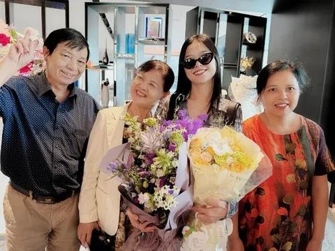 Nữ ca sĩ Việt xinh đẹp có gia thế đặc biệt: Cả nhà làm nghệ thuật, bố ruột là NSND - nguyên Hiệu trưởng