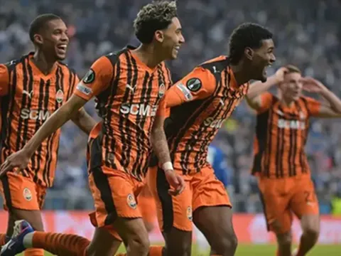 Alisson lập cú đúp trong 2 phút giúp Shakhtar hạ AZ