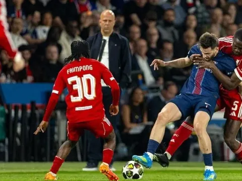 Canh bạc hậu vệ cánh của Arne Slot khiến Liverpool trả giá