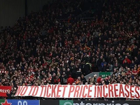 CĐV Liverpool gỡ bỏ cờ tại khán đài The Kop để phản đối tăng giá vé