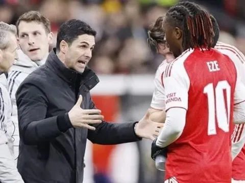 Arsenal chạm tay vào vương miện hay sự sụp đổ kinh điển?