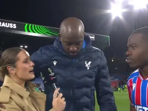 Hành động của Mateta với nữ phóng viên gây bão mạng