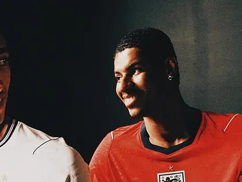 Nike bị ném đá vì bán áo đấu lỗi giá 135 bảng