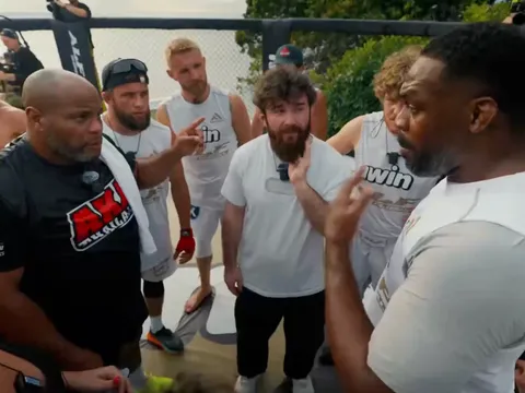 Jon Jones và Daniel Cormier: Mối thâm thù không hồi kết, từ lồng bát giác đến sàn đấu vật