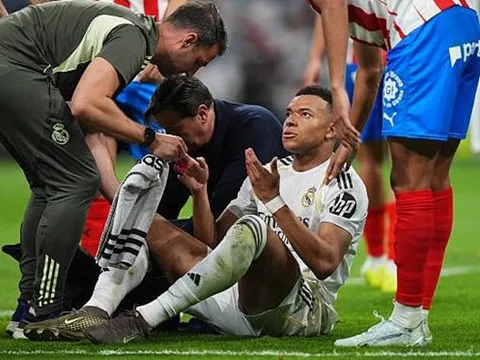 Arbeloa nổi giận vì VAR ngó lơ quả phạt đền của Mbappe