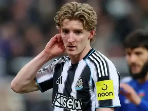 Anthony Gordon "bật đèn xanh" cho Arsenal