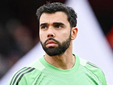 Suýt biếu bàn thắng, Raya bị chuyên gia chỉ trích