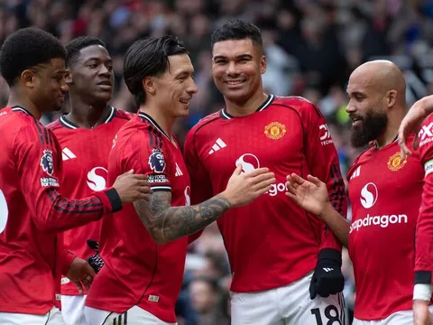 HLV Carrick xác nhận Martinez tái xuất ở trận gặp Leeds