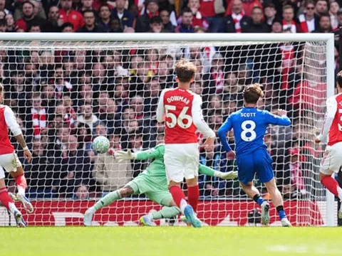 Thua sốc Bournemouth, Arsenal hụt hơi trong cuộc đua vô địch