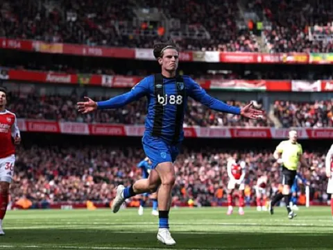 HLV Iraola tiết lộ vũ khí giúp Bournemouth hạ gục Arsenal