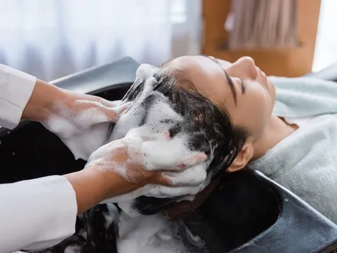 Gội đầu mùa hè: Cẩn trọng với 2 kiểu dễ khiến tóc nhanh bết và da đầu “khó thở”