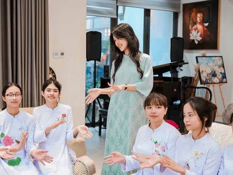 Phúc Anh mời các em bé không nghe, không nói được xuất hiện trong phiên bản tiếng Anh của “54 Dân Tộc Việt Nam”