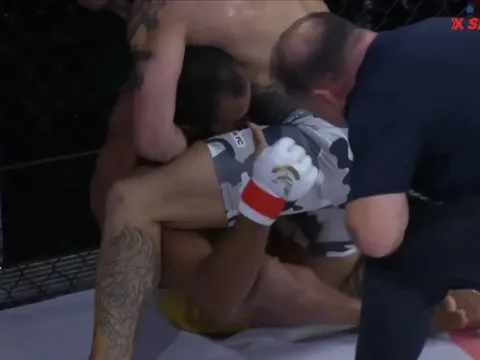 Trọng tài MMA gây bão: Võ sĩ giơ ngón cái báo hiệu "tôi ổn", vẫn bị xử thua