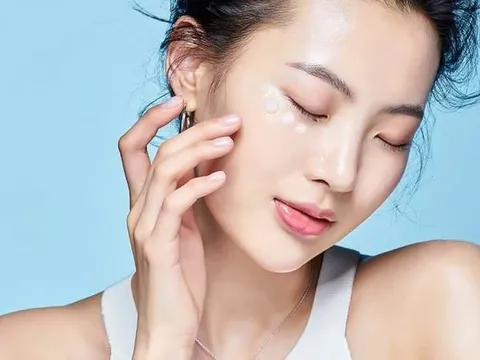 Thoa kem chống nắng đúng cách: Nên vỗ hay xoa để không làm hao hụt collagen?