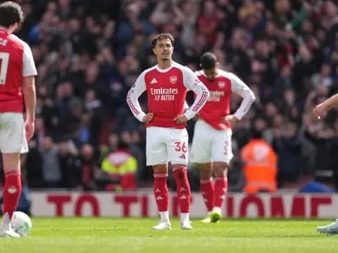 Arsenal bộc lộ sự yếu kém về bản lĩnh và hàng công bóng sống
