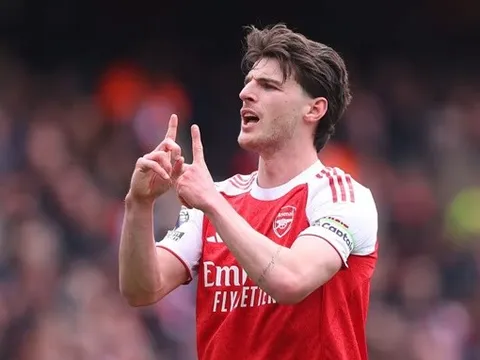 Declan Rice an ủi đồng đội sau màn trình diễn thảm họa