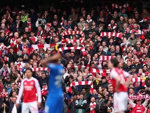 Nhân viên Bournemouth bị buộc ngồi yên vì khiến fan Arsenal nóng mặt