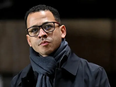 Fan Chelsea cầu xin Rosenior "buông" trận gặp Man City vì "đại cục"