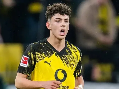 Barcelona cùng PSG đại chiến vì thần đồng 18 tuổi của Dortmund