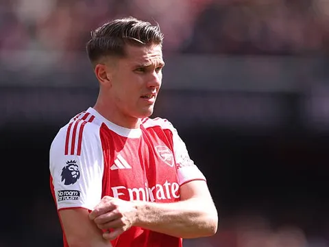 Chê mặt sân khô, Gyokeres bị gọi là ngớ ngẩn