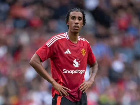 Huyền thoại giục Man United đẩy đi Leny Yoro