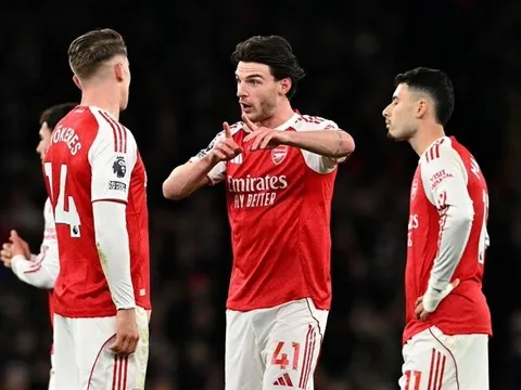 Gyokeres và Rice bị chê tơi tả khi Arsenal thua