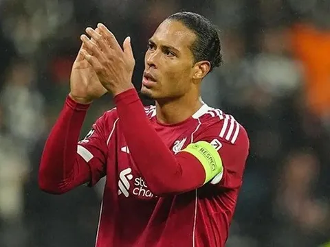 Van Dijk ủng hộ khi CĐV Liverpool biểu tình giá vé