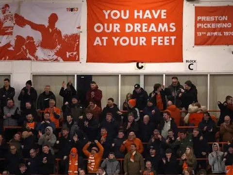 Bi kịch sân cỏ Anh khi một CĐV đột tử trên khán đài