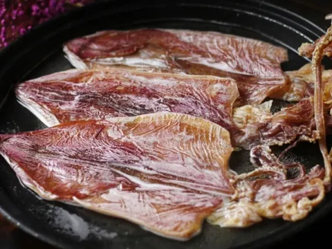 Ngâm mực khô trong loại nước này rồi đem nướng, mực thơm ngọt, không bị khô cứng