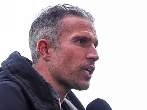 Robin van Persie nổi điên vì trọng tài bẻ còi VAR vụ thẻ đỏ