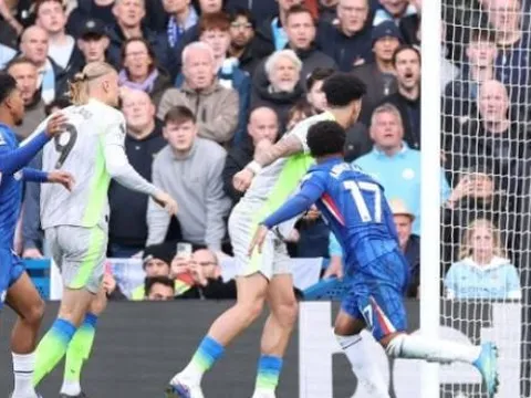 Hạ Chelsea 3-0, Man City phả hơi nóng vào Arsenal