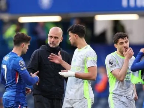 Gary Neville nhắn Arsenal đừng sợ Man City