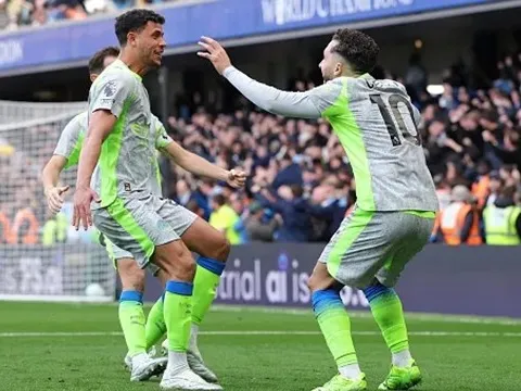 Owen tin Arsenal vẫn vô địch dù Man City áp sát