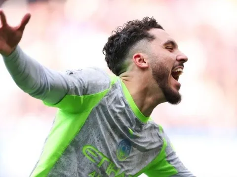 Rayan Cherki mang dáng dấp của Kevin De Bruyne mới