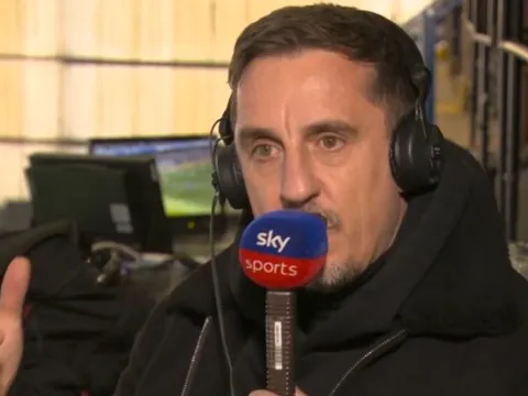 Gary Neville lo thói ích kỷ khiến Chelsea mất vé Champions League