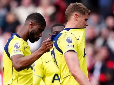 Jamie Carragher tin Tottenham sẽ phải xuống hạng