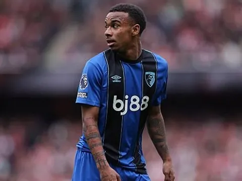 Liverpool muốn vượt mặt Chelsea vụ Eli Junior Kroupi