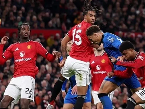 Rio Ferdinand đề nghị Carrick dùng Yoro và Heaven trước Leeds