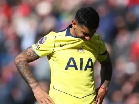 Ben Foster chỉ trích Romero bật khóc khi Spurs lâm nguy