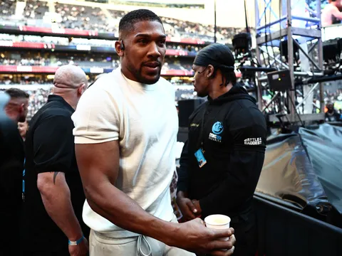 Đừng vội trách Anthony Joshua vì từ chối vở kịch truyền thông của Tyson Fury